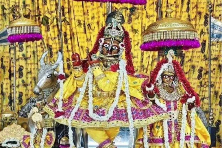 देश भर के मंदिरों में श्री कृष्ण जन्माष्टमी को लेकर लोगों में उत्‍साह, रंग&बिरंगे फूलों से सजाए मंदिर