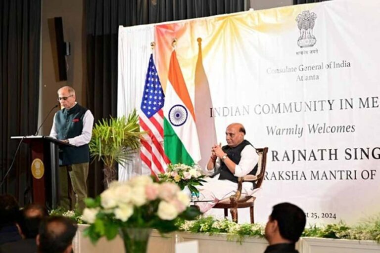 राजनाथ ने अमेरिकी शहर मेम्फिस में भारतीय समुदाय के लोगों के साथ बातचीत की