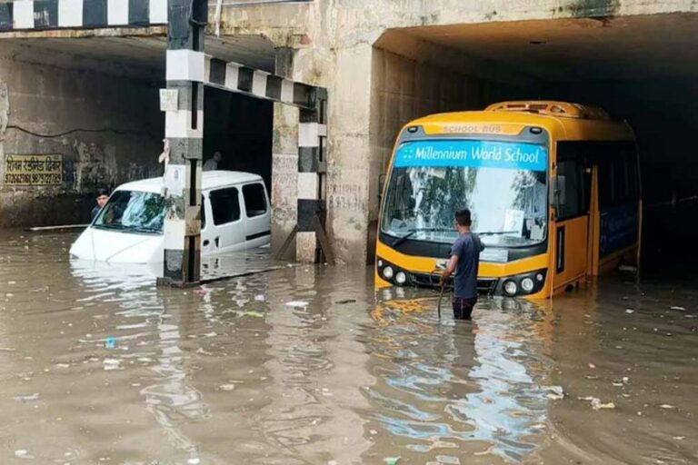 राजधानी दिल्ली&NCR में भारी बारिश से सड़कें&अंडरपास सब जलमग्न, कई जगह जाम, ट्रैफिक एडवाइजरी जारी