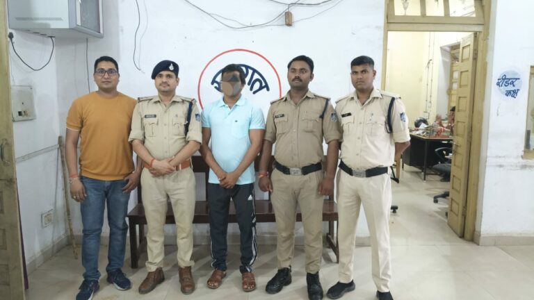 ग्राम रावरी तोड़-फोड़ कांड का मास्टर माइंड साजिशकर्ता फरार आरोपी को थाना सिनावल पुलिस ने आगरा (उ. प्र.) से किया गिरफ्तार