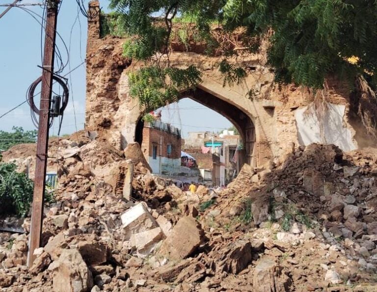 दतिया के प्राचीन गेट तोड़ना प्रशासन को भारी पड़ा,सुप्रीम कोर्ट ने गेटों के पुनर्निर्माण एवं बचे हुए गेटों के संरक्षण के दिए निर्देश