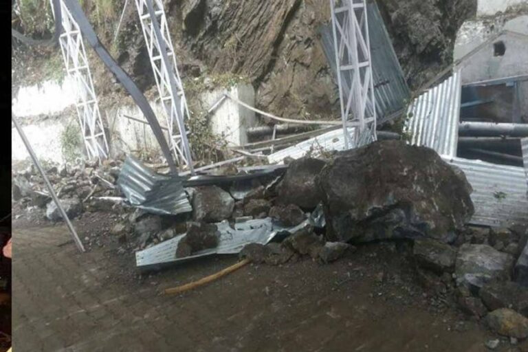 वैष्णो देवी के मार्ग पर लैंडस्लाइड, 3 श्रद्धालुओं की मौत, एक घायल