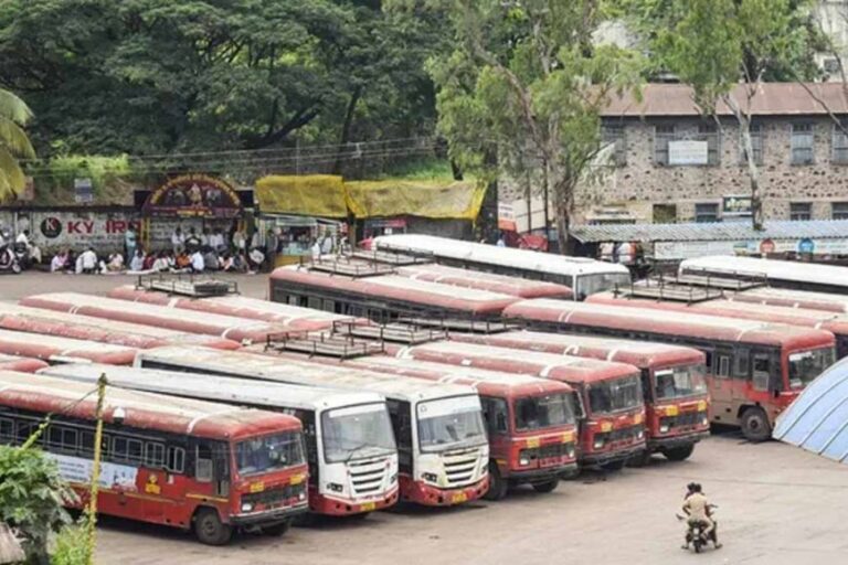 महाराष्ट्र : एमएसआरटीसी कर्मचारियों की राज्यव्यापी हड़ताल से यात्री परेशान, 63 डिपो पूरी तरह से बंद