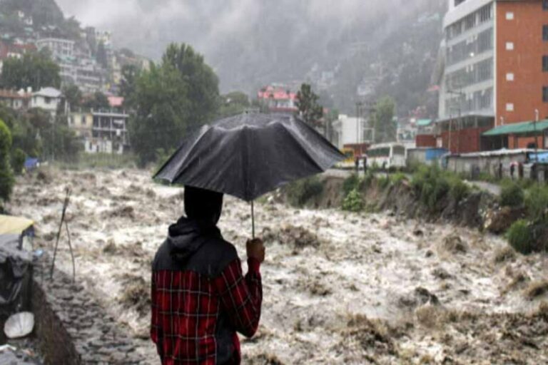 हिमाचल में भारी बारिश के बाद 47 सड़कें बंद, जारी की गई बाढ़ आने की चेतावनी