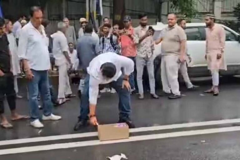 मुख्यमंत्री अरविंद केजरीवाल के जेल से रिहा होने पर उनके स्वागत में जमकर फोड़े गए पटाखे, पुलिस ने लिया एक्शन