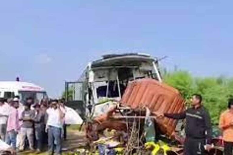 महाराष्ट्र के जालना में सड़क हादसा, 5 लोगों की मौत कई घायल