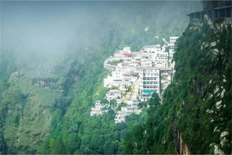 माता वैष्णो देवी के दर्शन करने का प्लान बना रहे तो  IRCTC आपके लिए एक शानदार टूर पैकेज लेकर आया