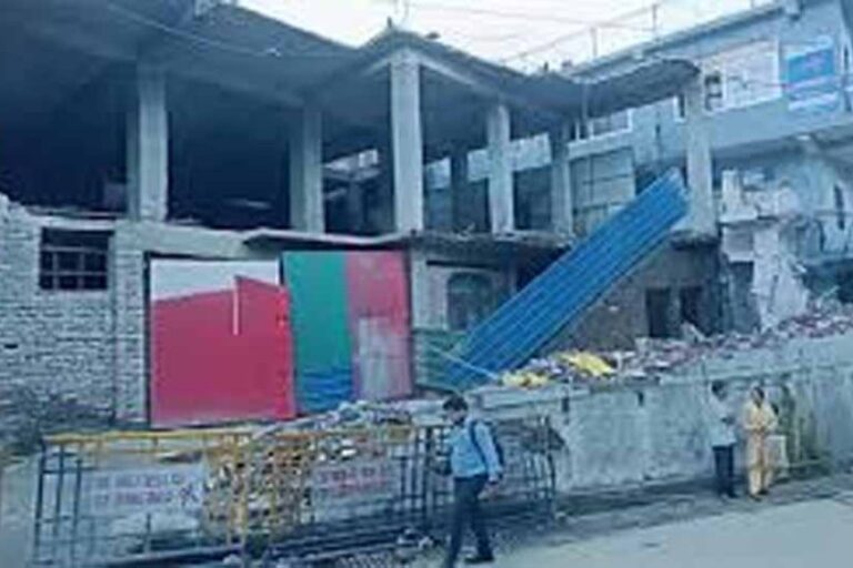 मंडी में अवैध निर्माण के खिलाफ हुई कार्रवाई, अवैध रूप से न‍ि‍र्माणाधीन मस्जिद का ब‍िजली का कनेक्‍शन काटा
