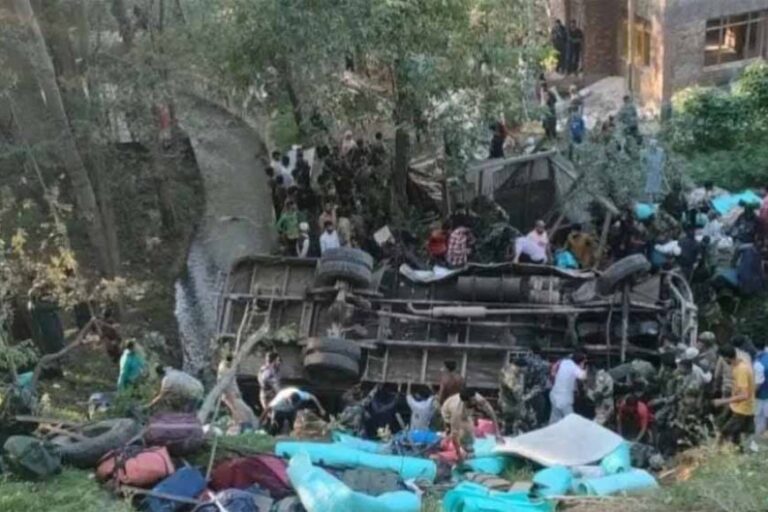 जम्मू कश्मीर के बडगाम जिले में गिरी BSF जवानों की बस, तीन जवान बलिदान, दो दर्जन से अधिक घायल