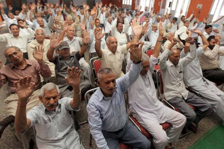 प्रदेश के पैंशनर्ज ने सरकार के खिलाफ मोर्चा खोला, लंबित मांगों को लेकर पैंशनर्ज ने सभी जिला मुख्यालय में धरने&प्रदर्शन किए