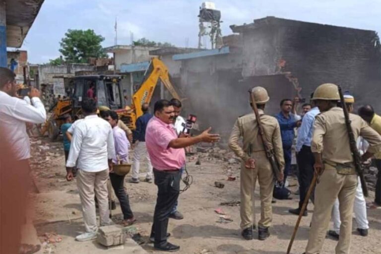 गुजरात के साबरकांठा जिले में हिम्मतनगर के पास भीषण सड़क हादसा, 7 लोगों की मौके पर मौत