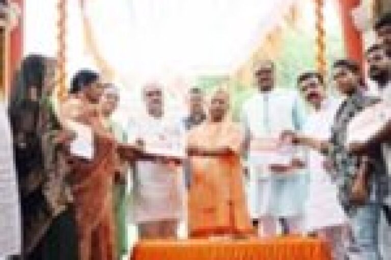 भाजपा के सदस्यता महाभियान के तहत सीएम योगी ने पांच लोगों को भाजपा से जोड़ा