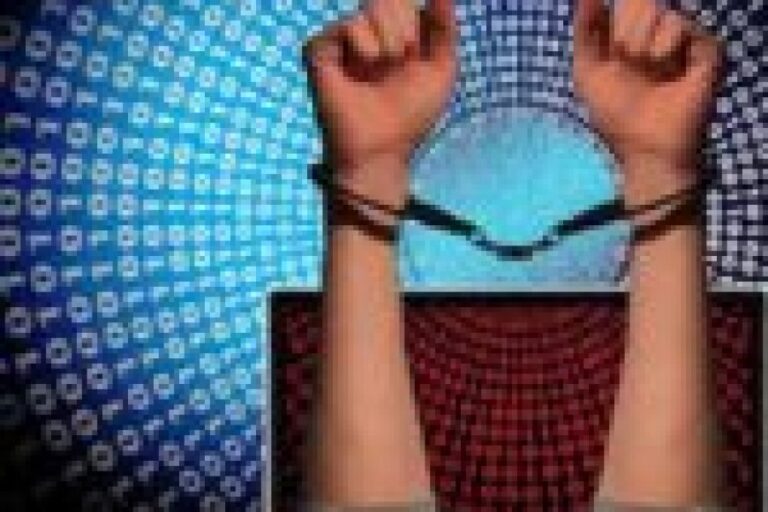 आखिर लोग डिजिटल अरेस्ट कैसे हो जाते हैं और क्यों ठगों का फोन काट नहीं पाते