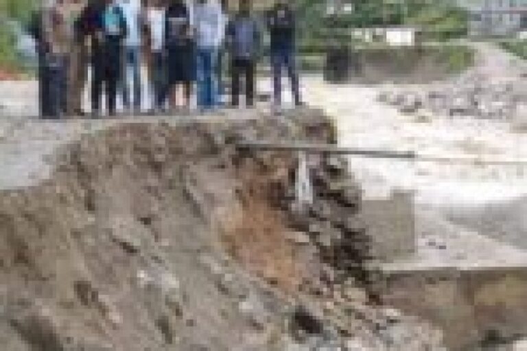 कोट गदेरे में बादल फटने से नदी का जलस्तर बढ़ गया, जिससे सड़क मरम्मत के लिए लगाए गए जाल भी क्षतिग्रस्त हुए