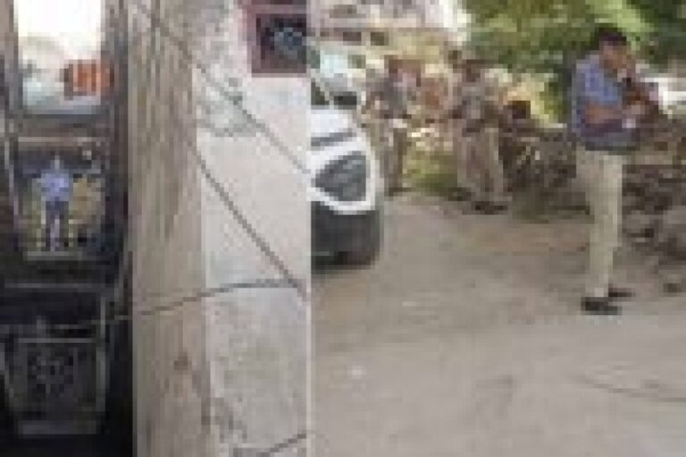 दिल्ली में 4 बेटियों संग पिता ने दी जान, पुलिस ने फ्लैट का ताला तोड़कर शवों को बाहर निकाला