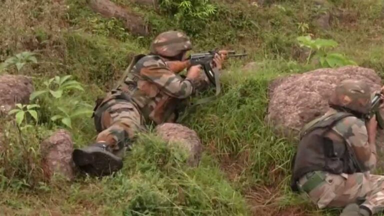 जम्मू&कश्मीर के कठुआ में आतंकियों और सुरक्षाबल के बीच मुठभेड़ जारी, हेड कांस्टेबल शहीद, दो पुलिसकर्मी घायल