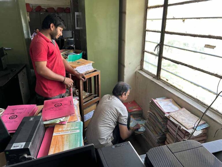 कलेक्टर डॉ. सोनी की अगुवाई में एडीएम, एसडीएम से लेकर कार्यालय प्रभारियों ने कर्मचारियों ने साथ मिलकर की सफाई