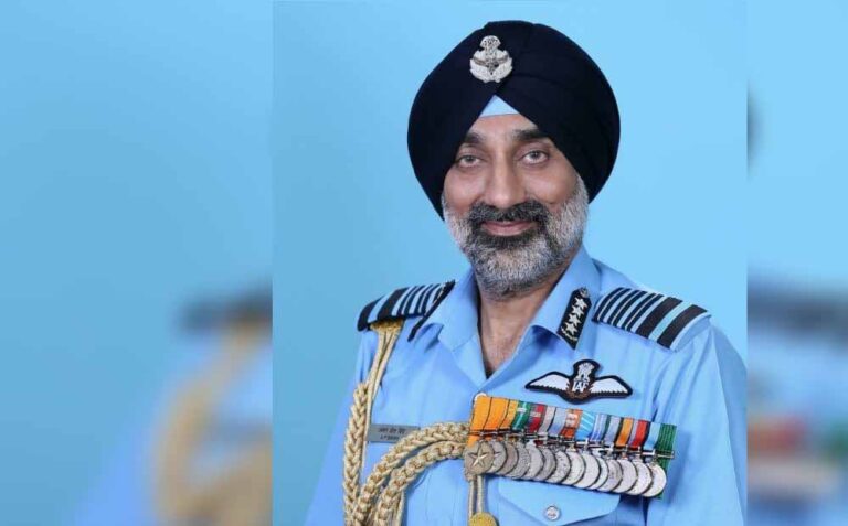 एपी सिंह ने मां पुष्पंत कौर का आशीर्वाद लेकर एयर चीफ ने संभाला काम