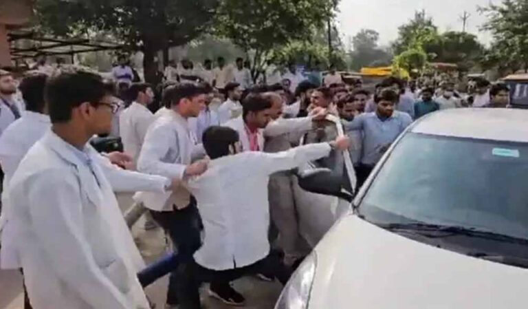 मेरठ में 250 डॉक्टरों ने दिया resigned, जूनियर डॉक्टरों से मारपीट, मेडिकल कालेज के बाहर धरने पर बैठे