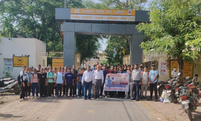 पॉलिथीन फ्री कैंपस अभियान चलाकर एन.सी.सी. पी.जी. कॉलेज दतिया ने मनाया विश्व पर्यावास दिवस