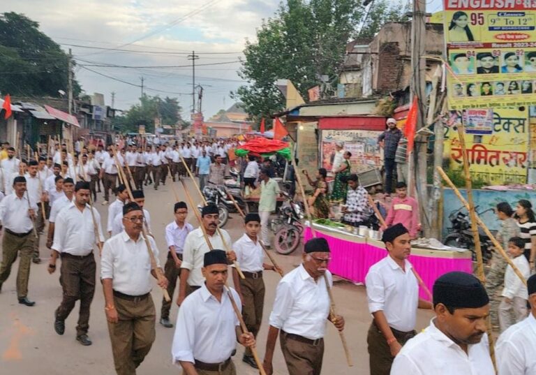 दतिया में राष्ट्रीय स्वयंसेवक संघ ने निकाला पथ संचलन,जगह- जगह पुष्प वर्षा से हुआ स्वागत