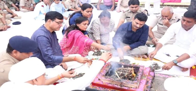 दतिया पुलिस लाइन में शस्त्रों का विधि-विधान से एसपी और कलेक्टर ने किया पूजन