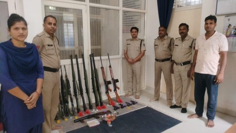 विजयदशमी पर चिरूला और सिनावल थाने में हुआ शस्त्र पूजन,थाना प्रभारी बोले- हमें सभी बुरे कार्यों का त्याग कर अच्छे कार्यों की ओर कदम उठाना चाहिए