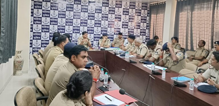 दतिया पुलिस अधीक्षक ने पुलिस अधिकारियों के साथ अपराध समीक्षा बैठक की,बैठक में आवश्यक दिशा निर्देश दिए