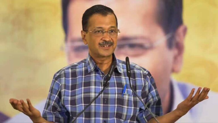 अरविंद केजरीवाल ने आज एक जनसभा में मुक्त की रेवड़ियां बांटने का ऐलान किया