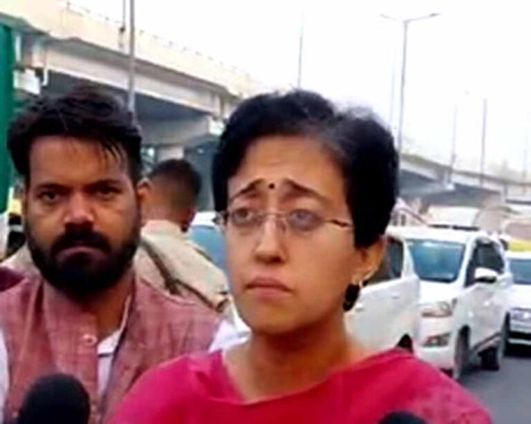 दिल्ली में आम आदमी पार्टी सरकार ने यहां की सड़कों को दीपावली तक गड्ढा मुक्त करने का वादा किया