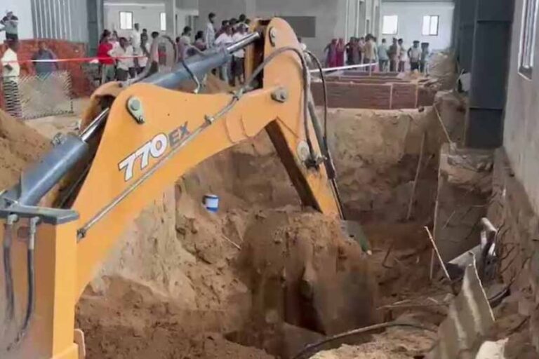 दर्दनाक हादसा: मेहसाणा में निर्माण स्थल पर मिट्टी धंसी, 7 मजदूरों की मौत