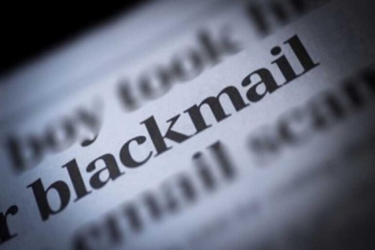 आपकी प्राइवेट तस्वीर दिखाकर आपको ब्लैकमेल कर रहा तो, शिकायत कर उसे सजा दिलवा सकते हैं.