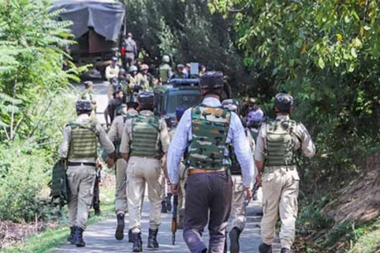 बारामूला में सुरक्षाबलों और आतंकवादियों के बीच मुठभेड़ जारी