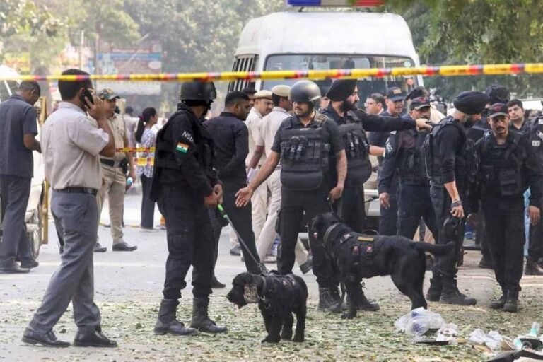 CRPF स्कूल के बाहर धमाका,  टेरर है कनेक्शन?, NSG तलाश रही साजिश के सबूत, सुरक्षा एजेंसियों की टेंशन