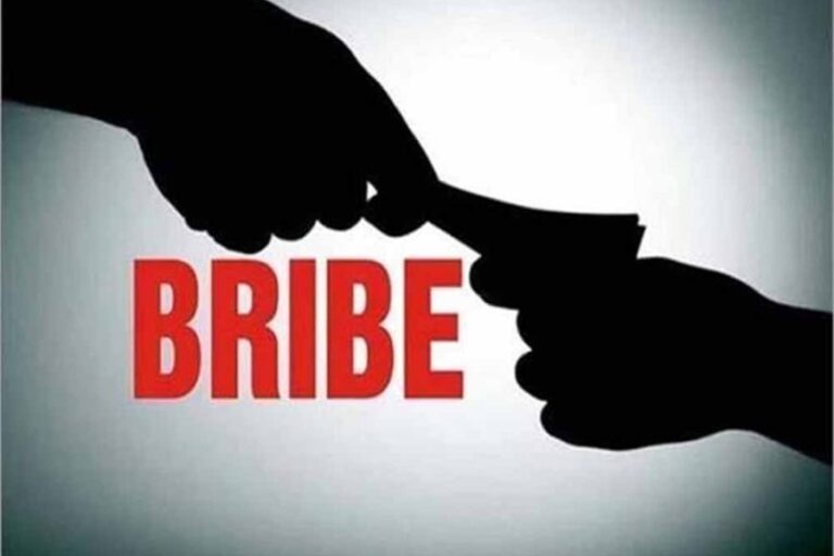 बिल्डिंग प्लान अप्रूव करने के बदले जूनियर इंजीनियर और आर्किटेक्ट ने मांगी Bribe, ACB टीम ने मौके पकड़ा
