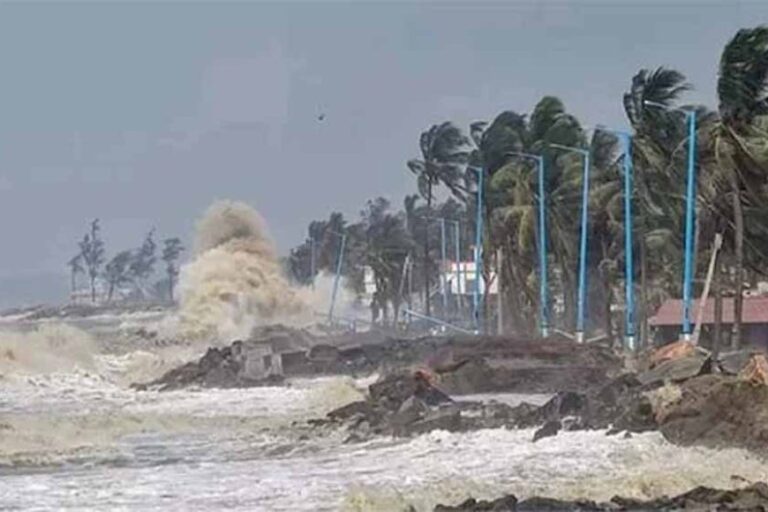 बंगाल की खाड़ी में आए भीषण चक्रवाती तूफान ‘दाना’ के चलते आंध्र प्रदेश के उत्तरी तटीय क्षेत्रों में भारी बारिश की संभावना