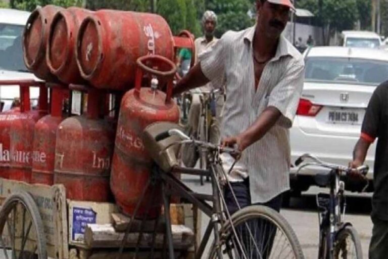 दिवाली पर फ्री LPG सिलेंडर का तोहफा, जाने किन लोगों को मिलेगा फायदा