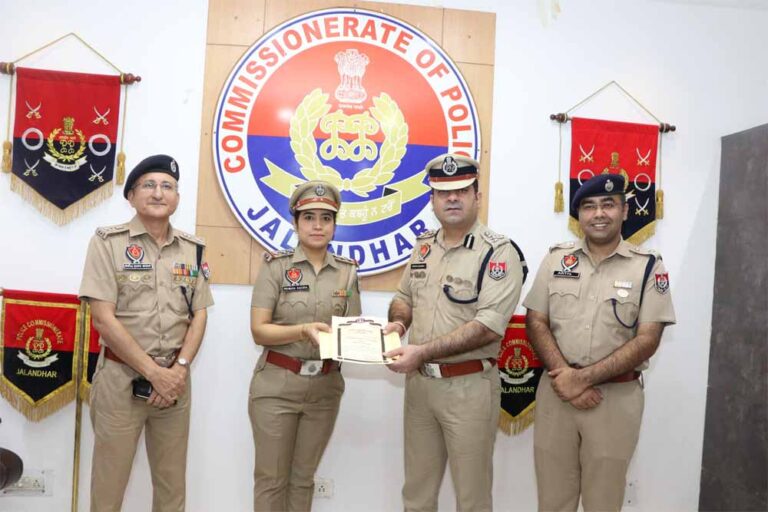 जालंधर पुलिस के वीरवार को 42 अधिकारियों को उनके शानदार समर्पण के लिए प्रशंसा पत्र श्रेणी&1 देकर सम्मानित किया