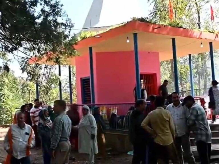 शोपियां के नादिमर्ग गांव में कश्मीरी पंडितों ने की प्राचीन अर्धनारीश्वर मंदिर में पूजा और मूर्ति की स्थापना