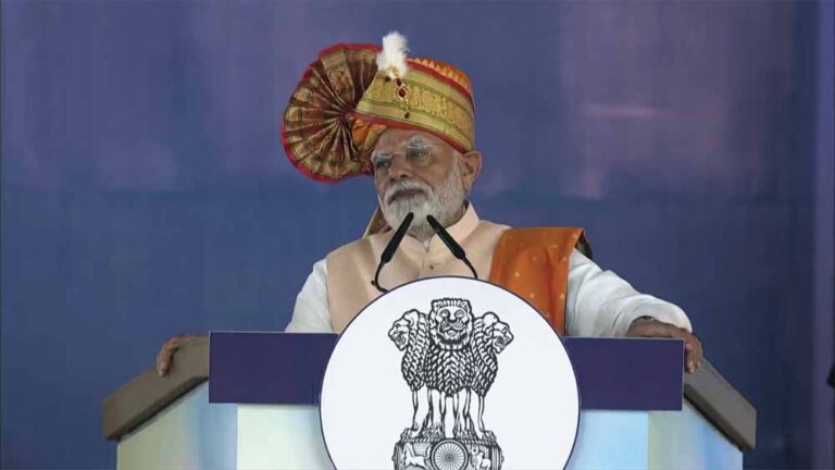 प्रधानमंत्री नरेंद्र मोदी ने ठाणे में एक जनसभा को संबोधित करते हुए कहा& अगर हम बंटेंगे तो बांटने वाले महफिल सजाएंगे