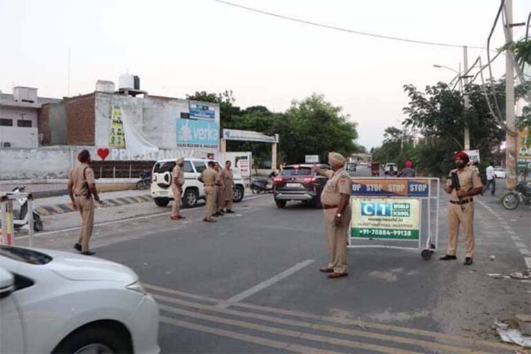 पुलिस कमिश्नर स्वपन शर्मा के दिशा&निर्देशों के तहत कमिश्नरेट पुलिस ने बढ़ाई गई सुरक्षा, लगे हाईटेक नाके