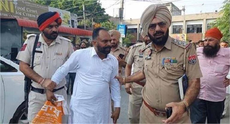 पंचायत चुनाव: बीडीपीओ कार्यालय के बाहर फार्म लेने आये उम्मीदवार ने रिवाल्वर निकलकर धमकाने लगा, पहुंचा सलाखों की पीछे