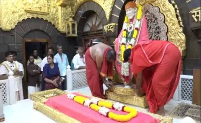 शिरडी के साईं बाबा को एक भक्त ने सोने की पंचारती यानि पंचमुखी दीपक का किया दान
