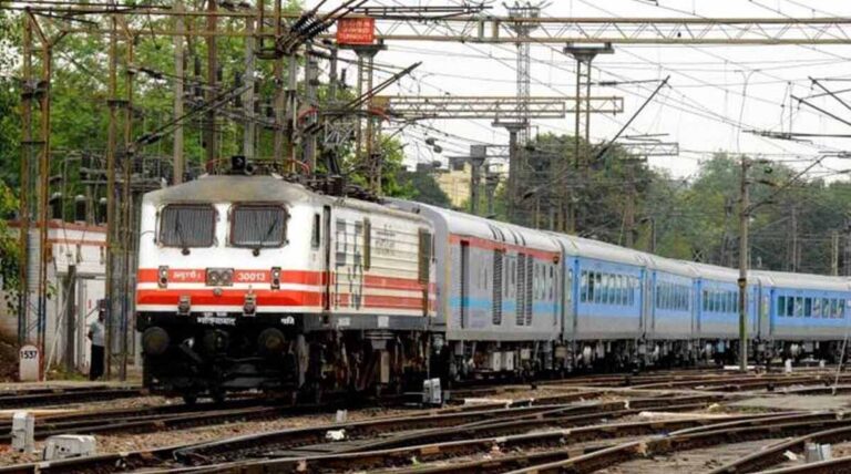 दादर&भुसावल के लिए ट्रेन संख्या 09051 और 09052 का संचालन हर सोमवार, बुधवार और गुरुवार को होगा