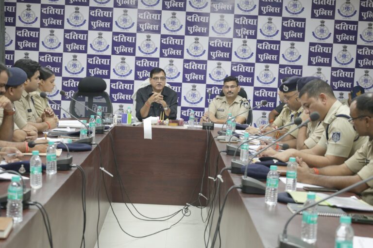 पुलिस अधीक्षक  वीरेन्द्र कुमार मिश्रा द्वारा पुलिस कंट्रोल रूम में सीएम हेल्पलाइन लम्बित शिकायतों की समीक्षा की गई एवं लंबित शिकायतों के त्वरित निराकरण हेतु निर्देश दिए