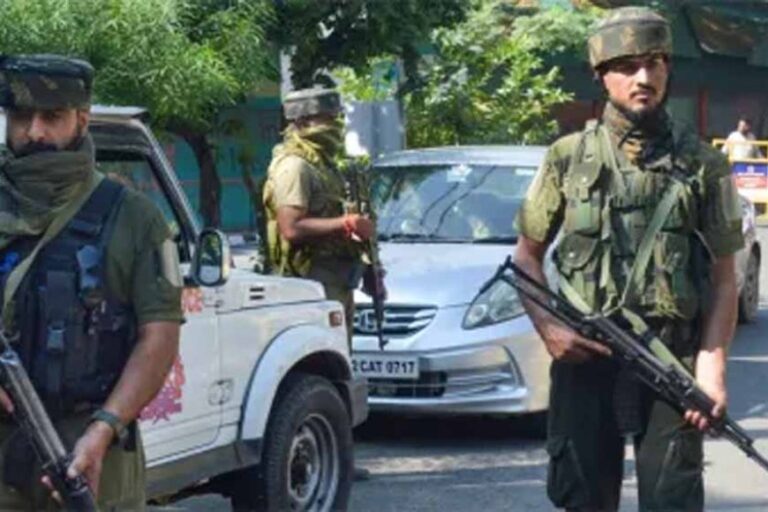 जम्मू&कश्मीर के श्रीनगर शहर में रोड ओपनिंग की ड्यूटी पर तैनात सेना के एक जवान की दुर्घटनावश गोली लगने से मौत