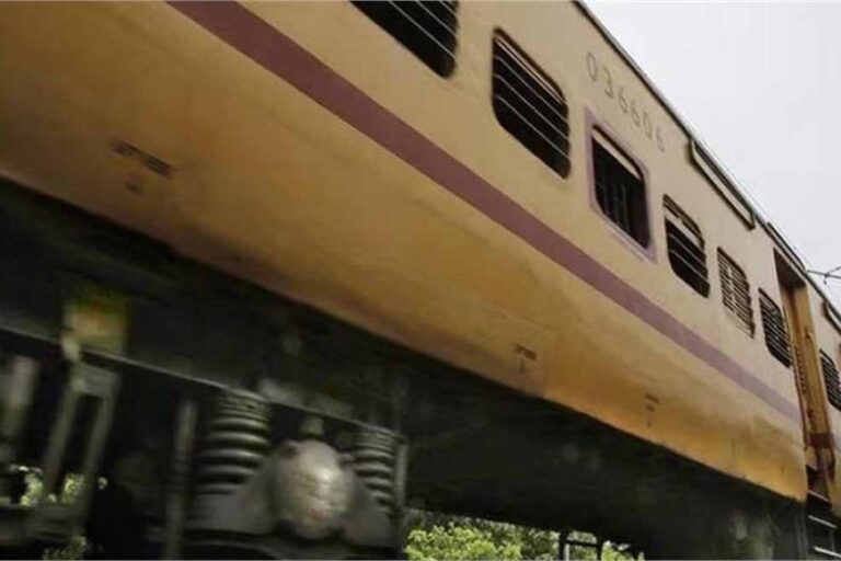 केरल एक्सप्रेस की चपेट में आने से चार सफाई कर्मचारियों की मौत, हुआ दर्दनाक हादसा