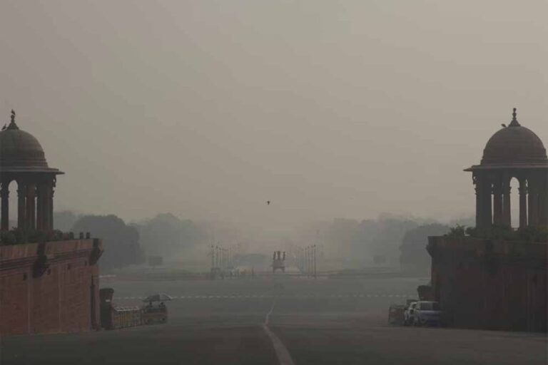 दिल्ली की हवा का स्तर गिरता ही जा रहा, 8 इलाकों में AQI 400 पार, सांस लेना भी मुश्किल
