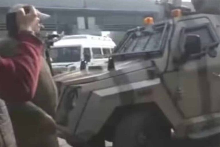 श्रीनगर की संडे बाजार में आतंकियों ने ग्रेनेड से हमला कर दिया, कई लोग घायल