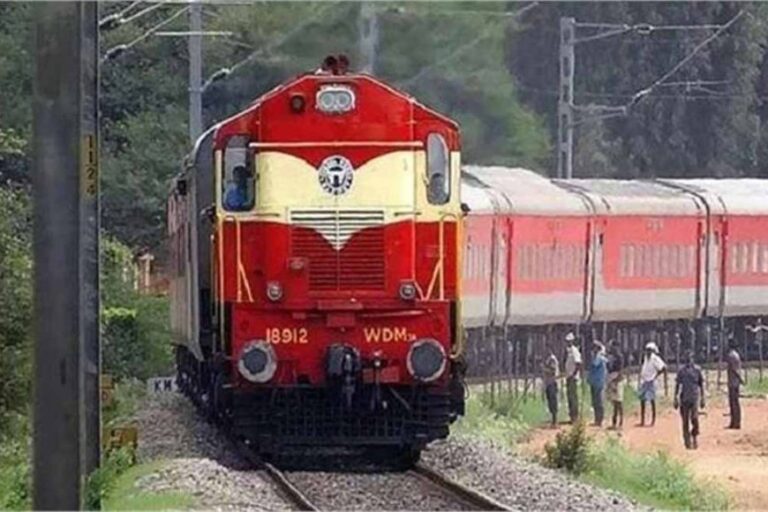 जनवरी माह में नई दिल्ली से सीधी ट्रेन श्रीनगर&बारामूला तक शुरू करने के लिए युद्धस्तर पर कार्य पूरा